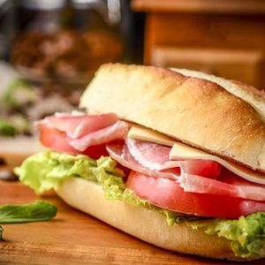 make-sandwich-with-french-bread-and-butter-roll-3