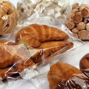 バゲットをビニール袋に入れるのは日本のパン屋だけ 日本と世界のパン文化 じゃぱん 日本のパンを たべる と つくる で応援するサイト