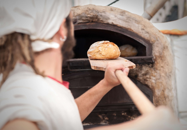 石窯パンがおいしいのはなぜ？焼き方や温度など、石窯パンの秘密をチェック