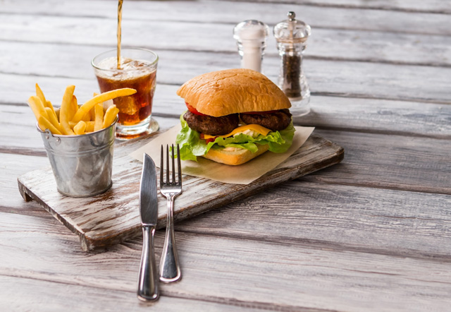 つぶす？カットする？意外と困るハンバーガーの食べ方