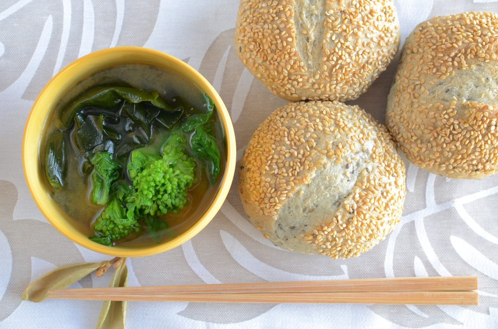 【一汁一ぱんのすすめ】菜花とわかめの味噌汁