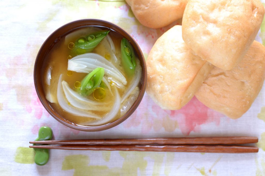 【一汁一ぱんのすすめ】新玉ねぎとさやまめの味噌汁